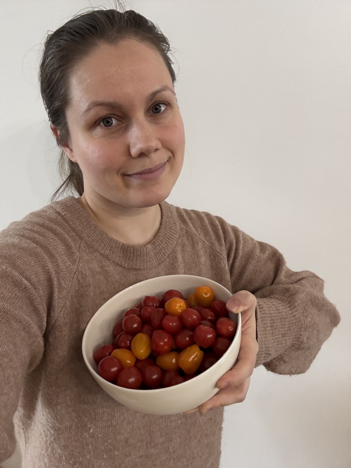 Doula Johanna ja kulhollinen kirsikkatomaatteja.